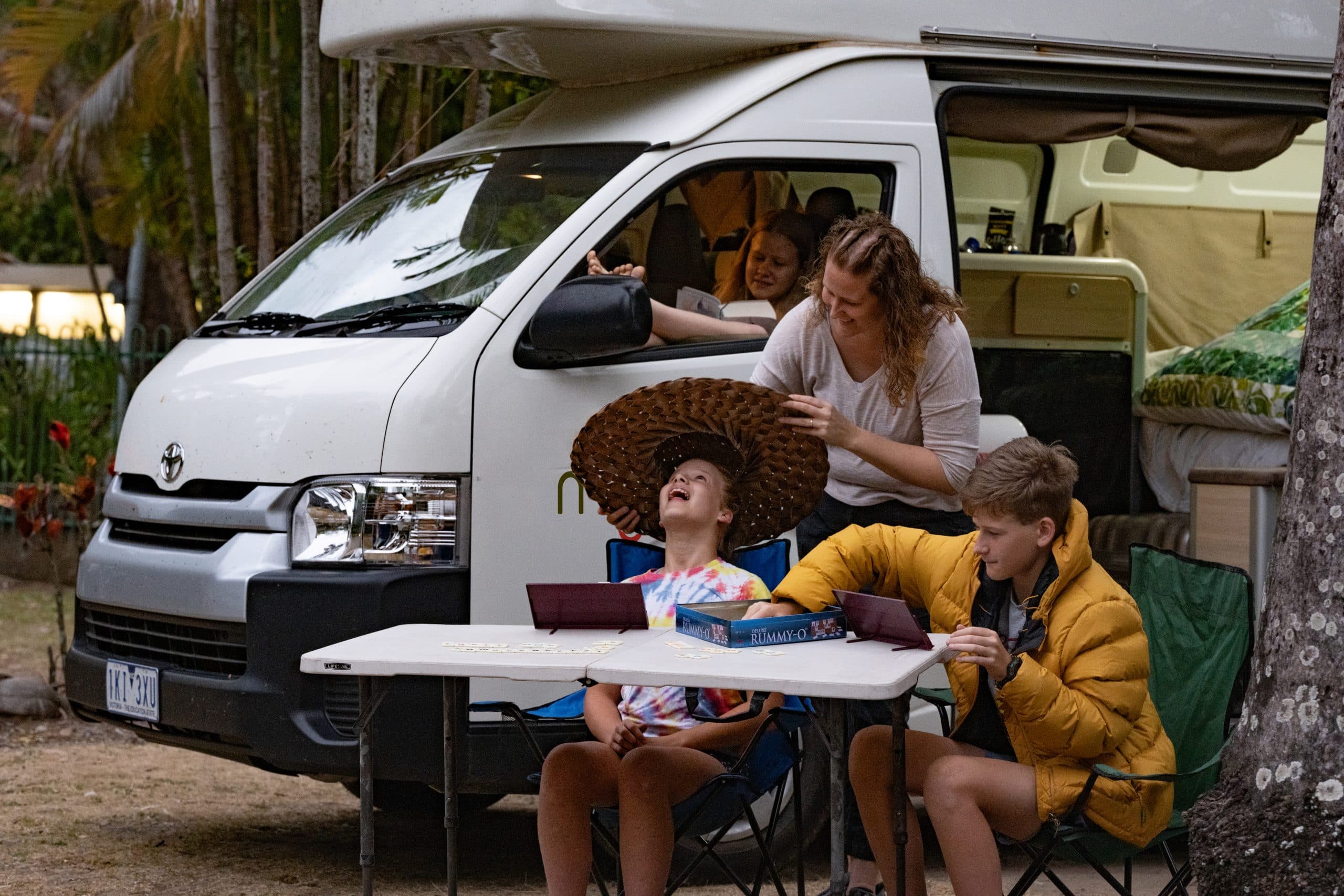 Gezin speelt buiten bij Mighty camper Nieuw-Zeeland | double down