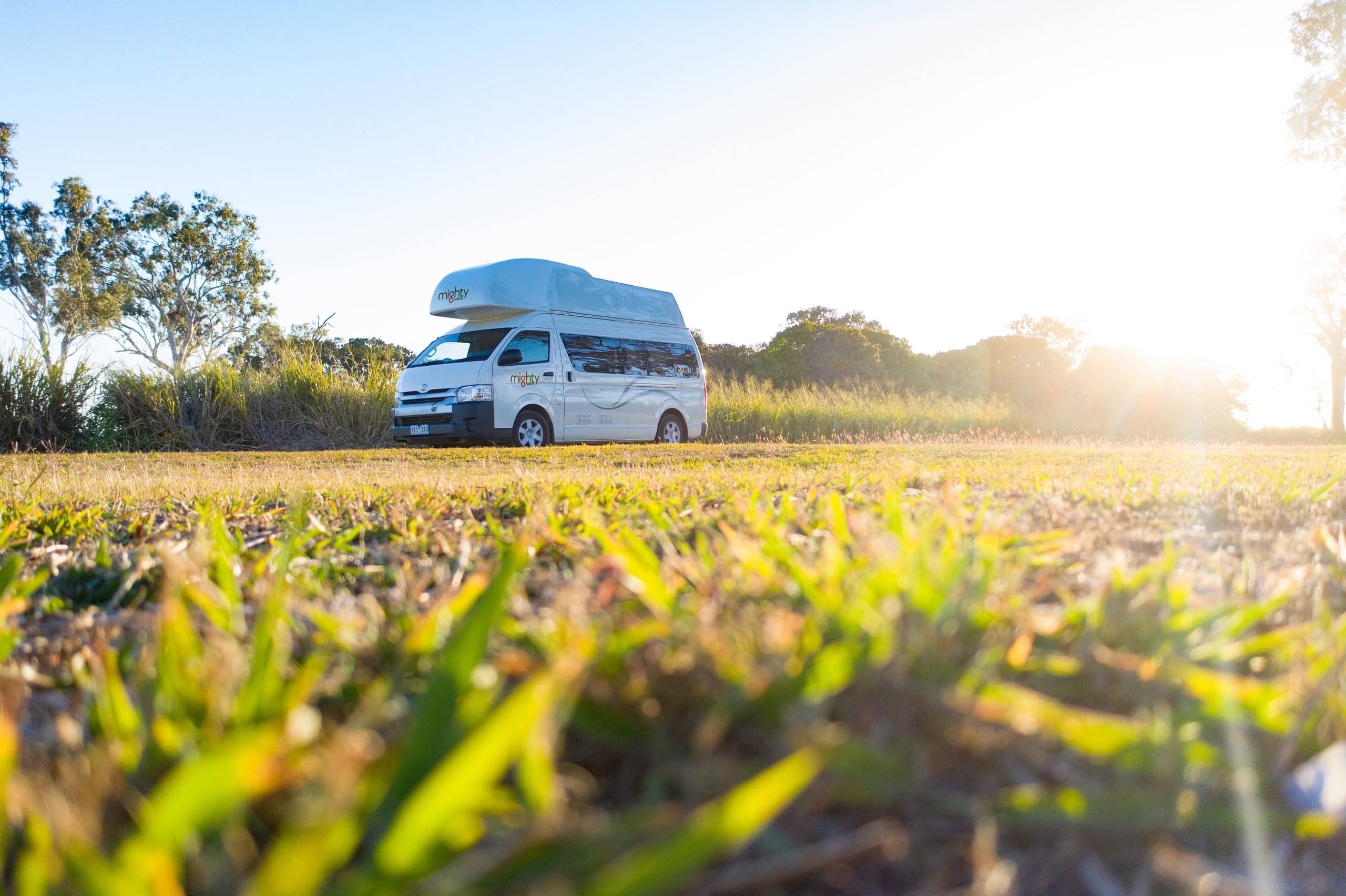 Mighty camper op grasveld bij zonsopkomst Nieuw-Zeeland