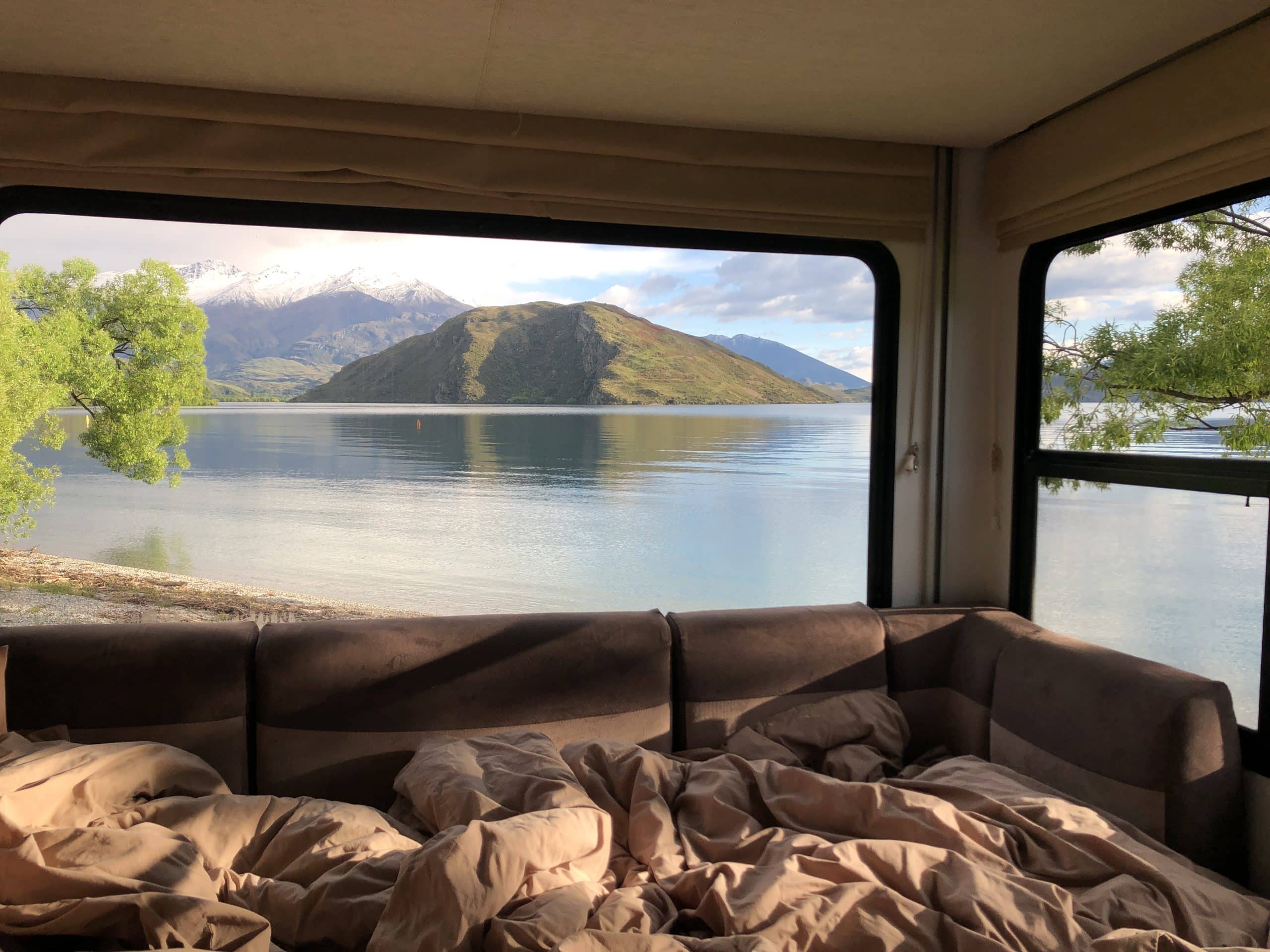 Uitzicht vanuit camper op meer en bergen