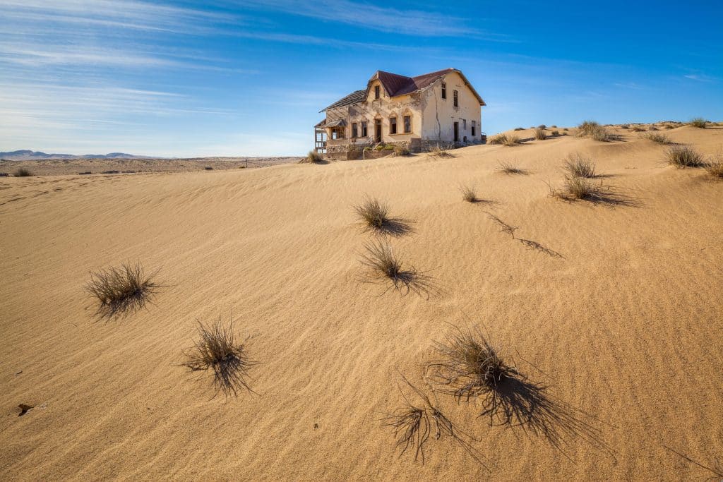 Verlaten huis in het zand bij Kolmanskop, Namibië