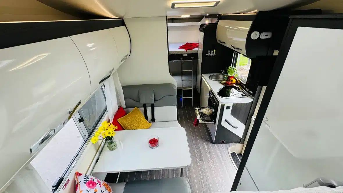 Keuken en stapelbed in camper, Nieuw-Zeeland