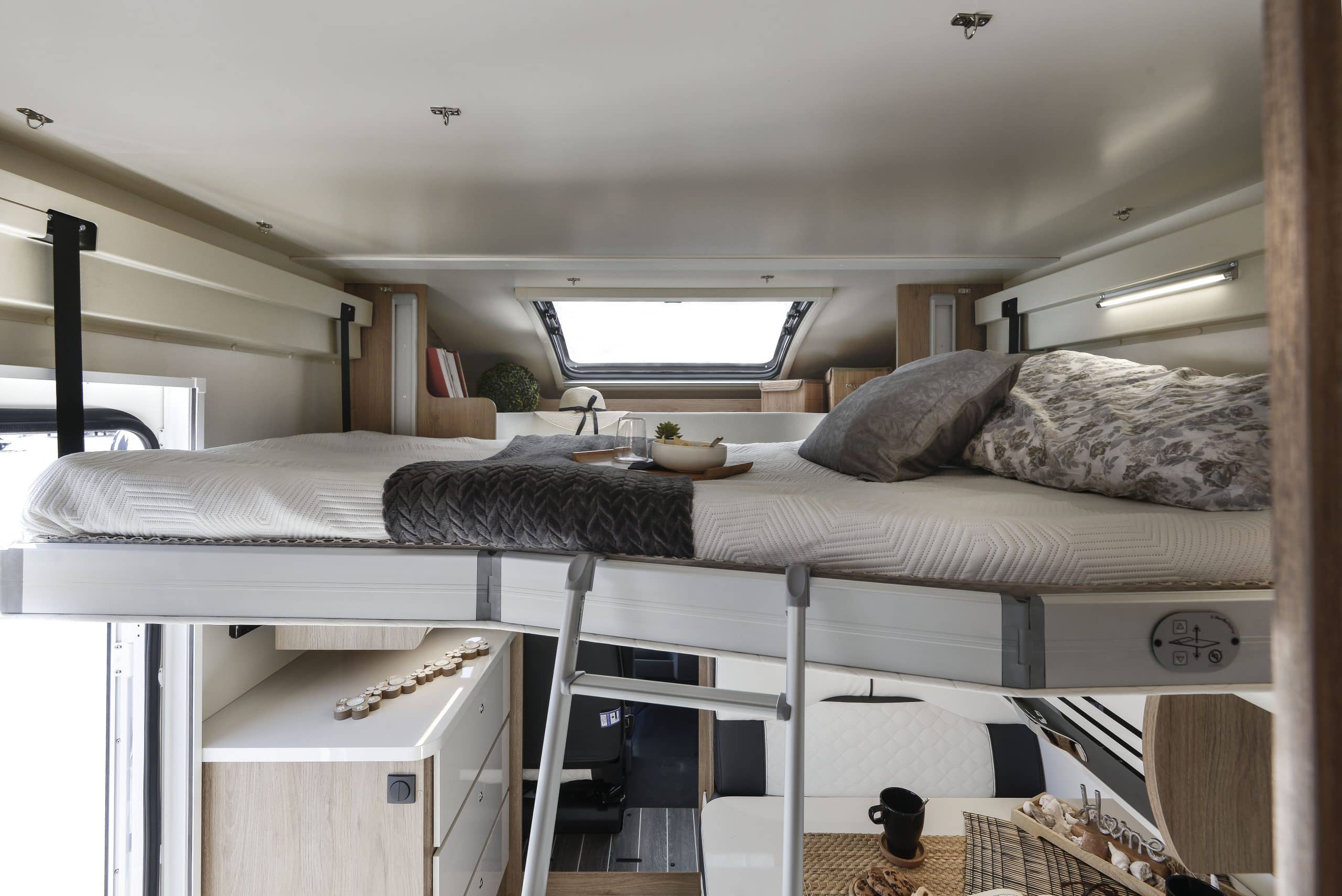 Interieur camper met omlaaggeklapt bed, Nieuw-Zeeland