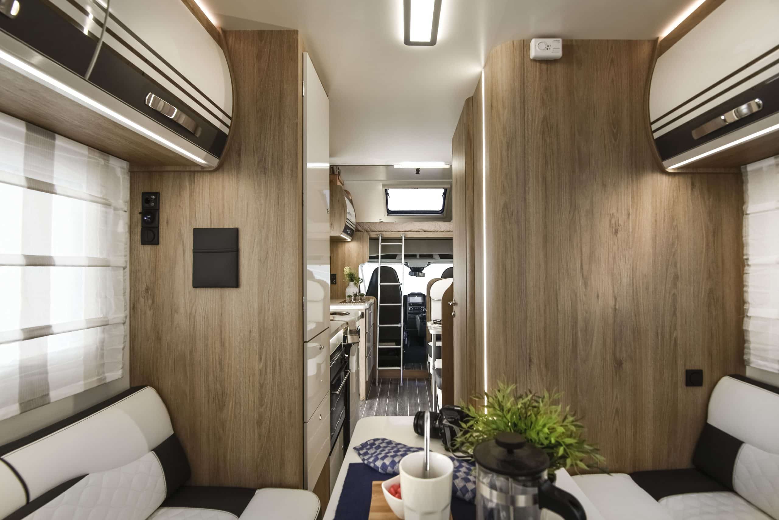 Witte camper op landweg in Nieuw-Zeeland