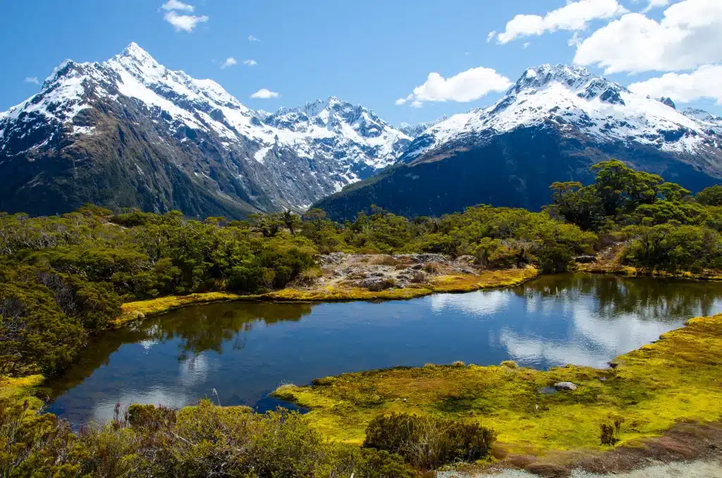 Alpenmeer en besneeuwde bergen in Fiordland, Nieuw-Zeeland