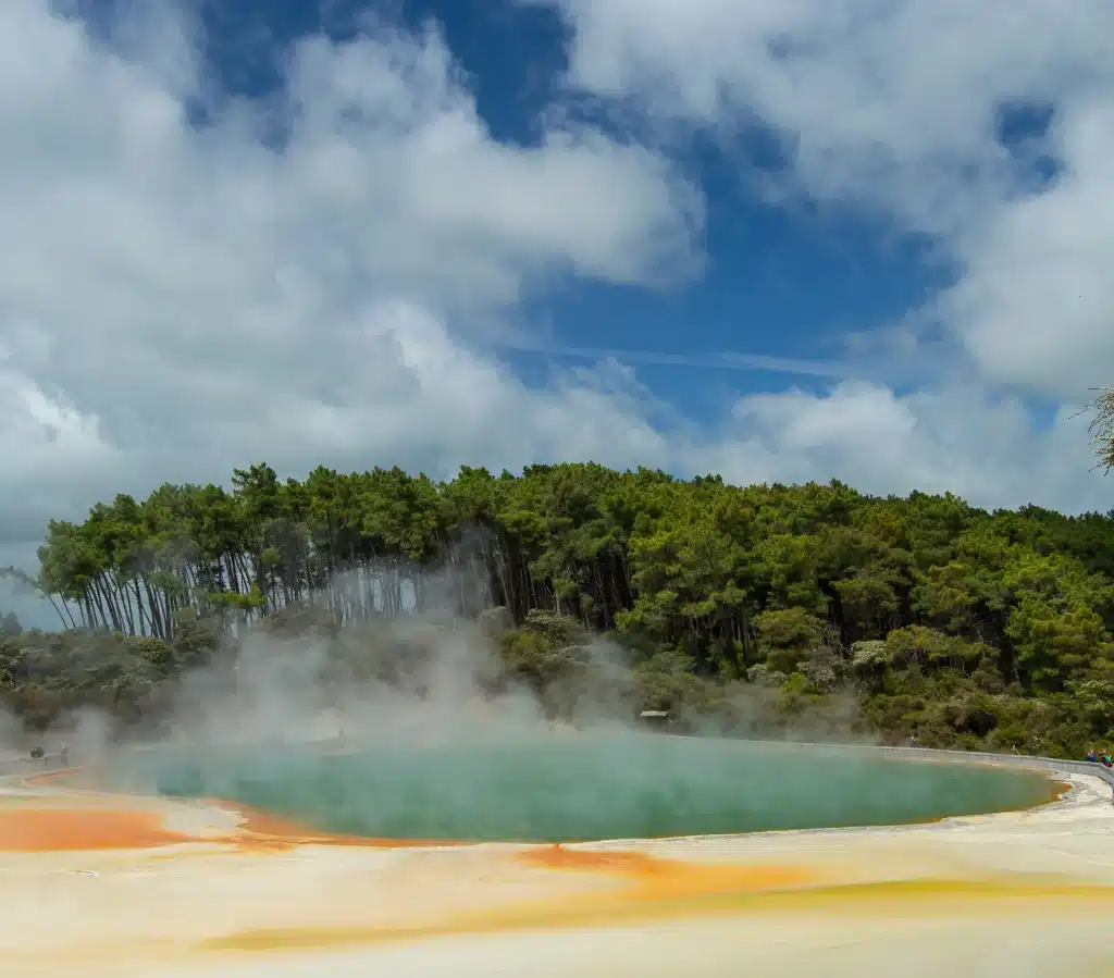Thermisch meer met stoom in Rotorua, Nieuw-Zeeland