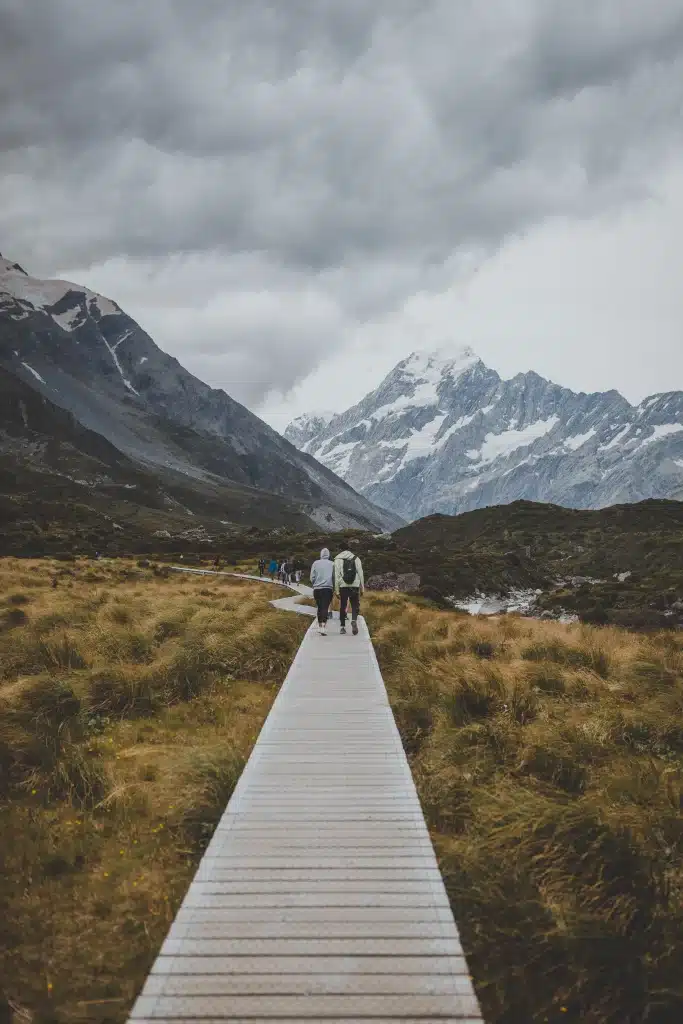 Wandelaars op bergpad richting Mount Cook, Nieuw-Zeeland