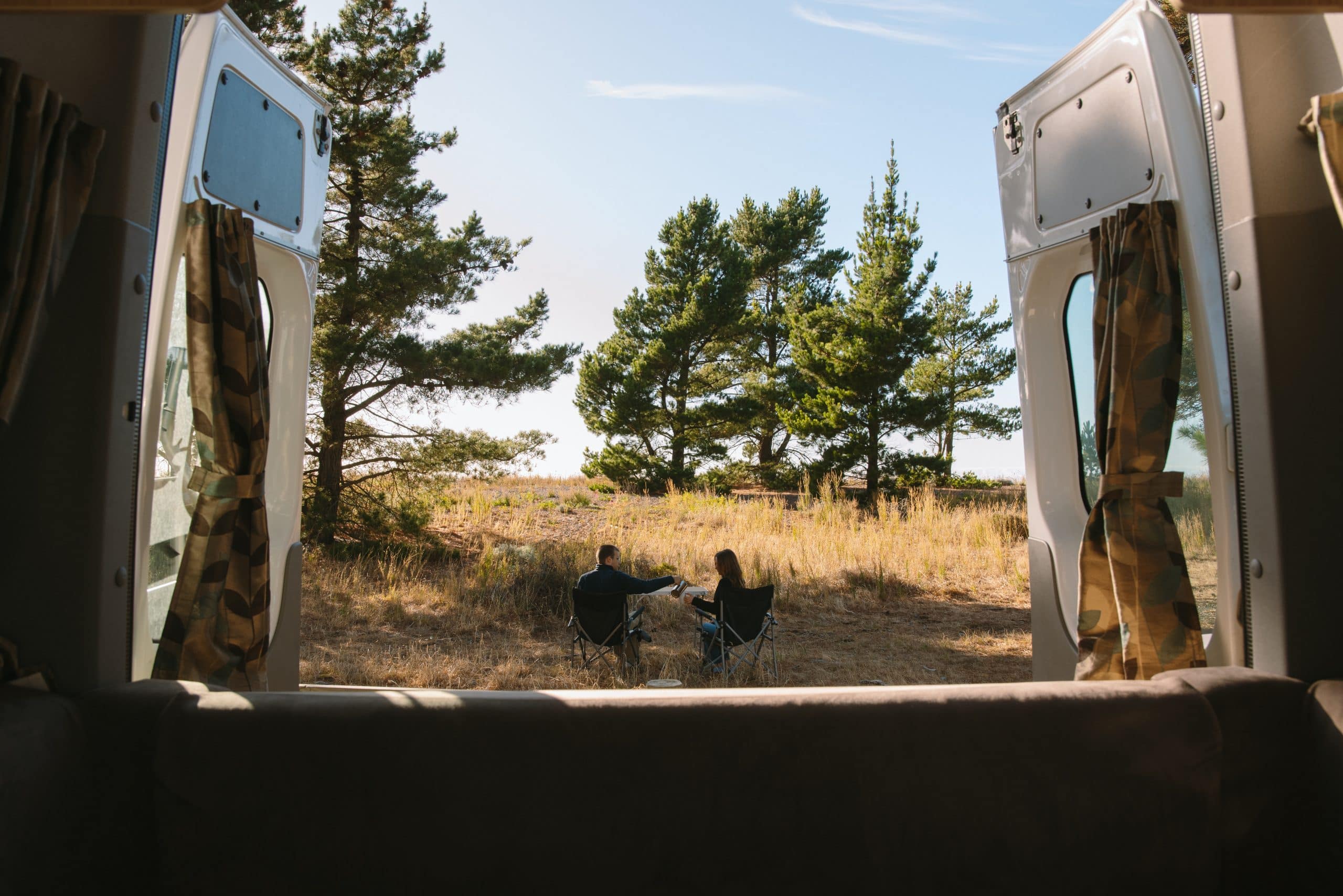 Twee mensen voor camper in Nieuw-Zeeland