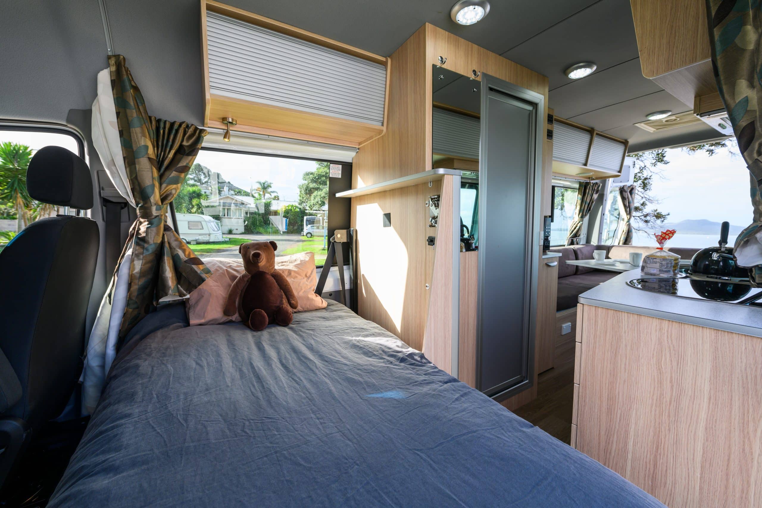 Camperinterieur met knuffelbeer in Nieuw-Zeeland