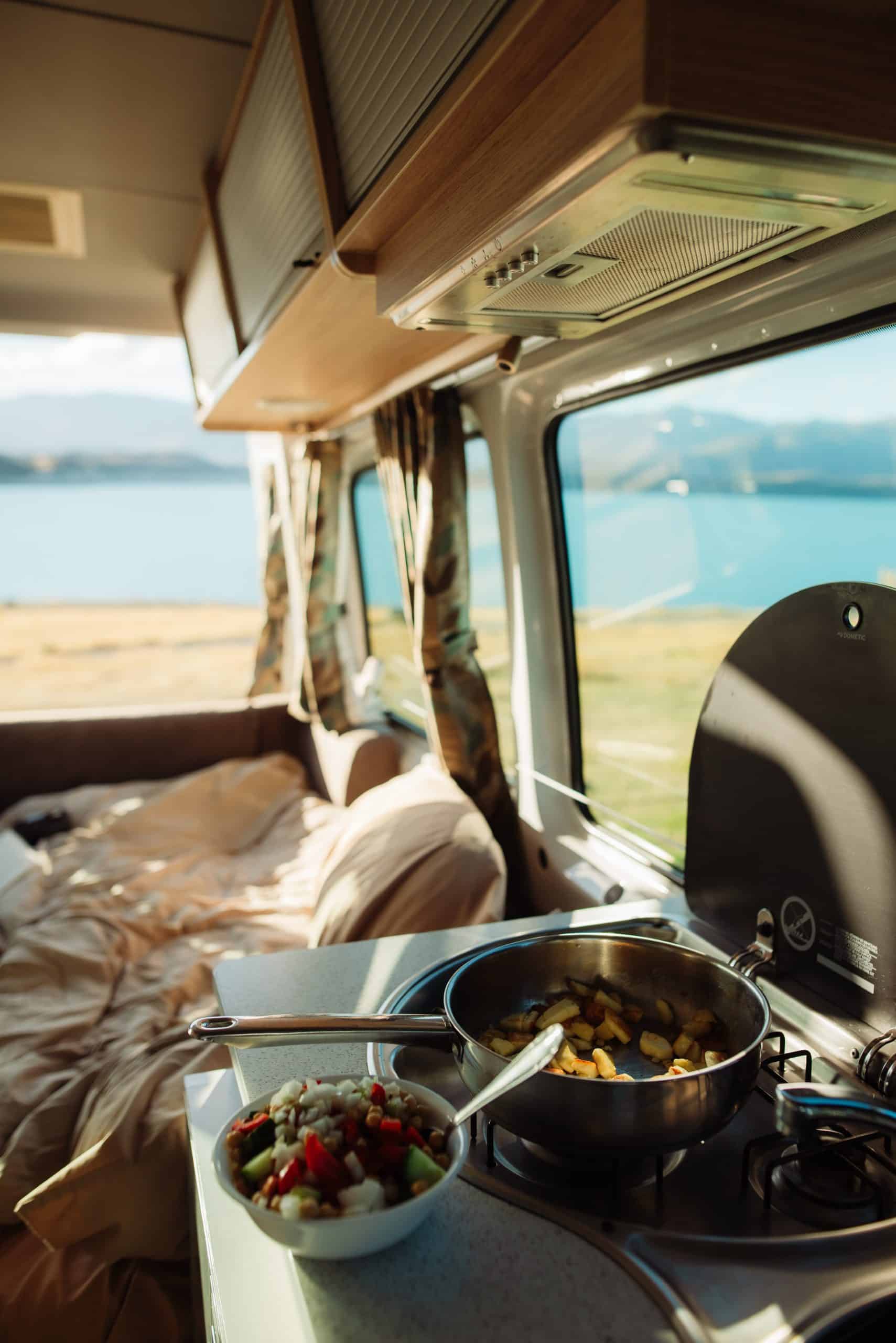 Koken in camper met meerzicht in Nieuw-Zeeland