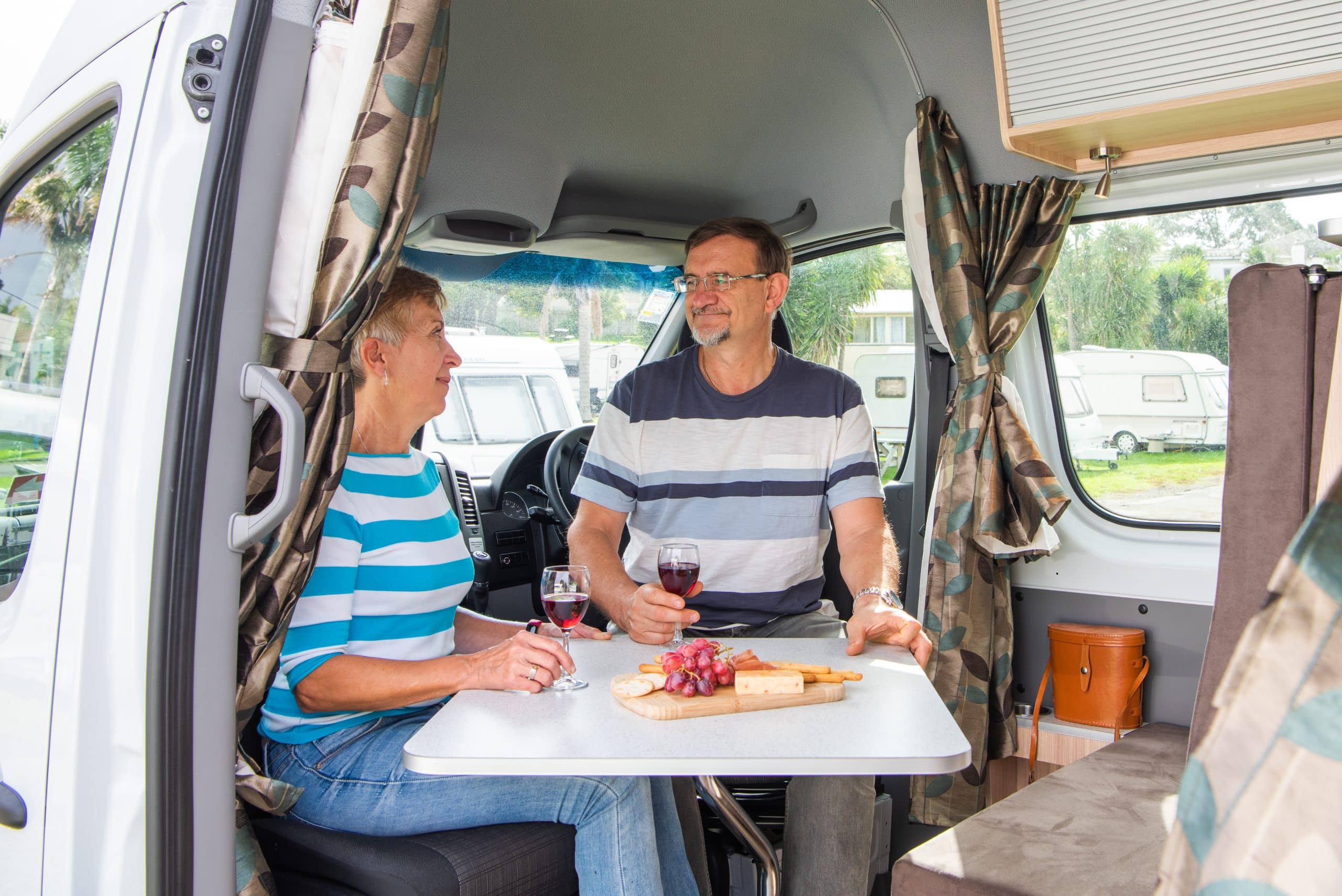 Stel in camper met wijn in Nieuw-Zeeland