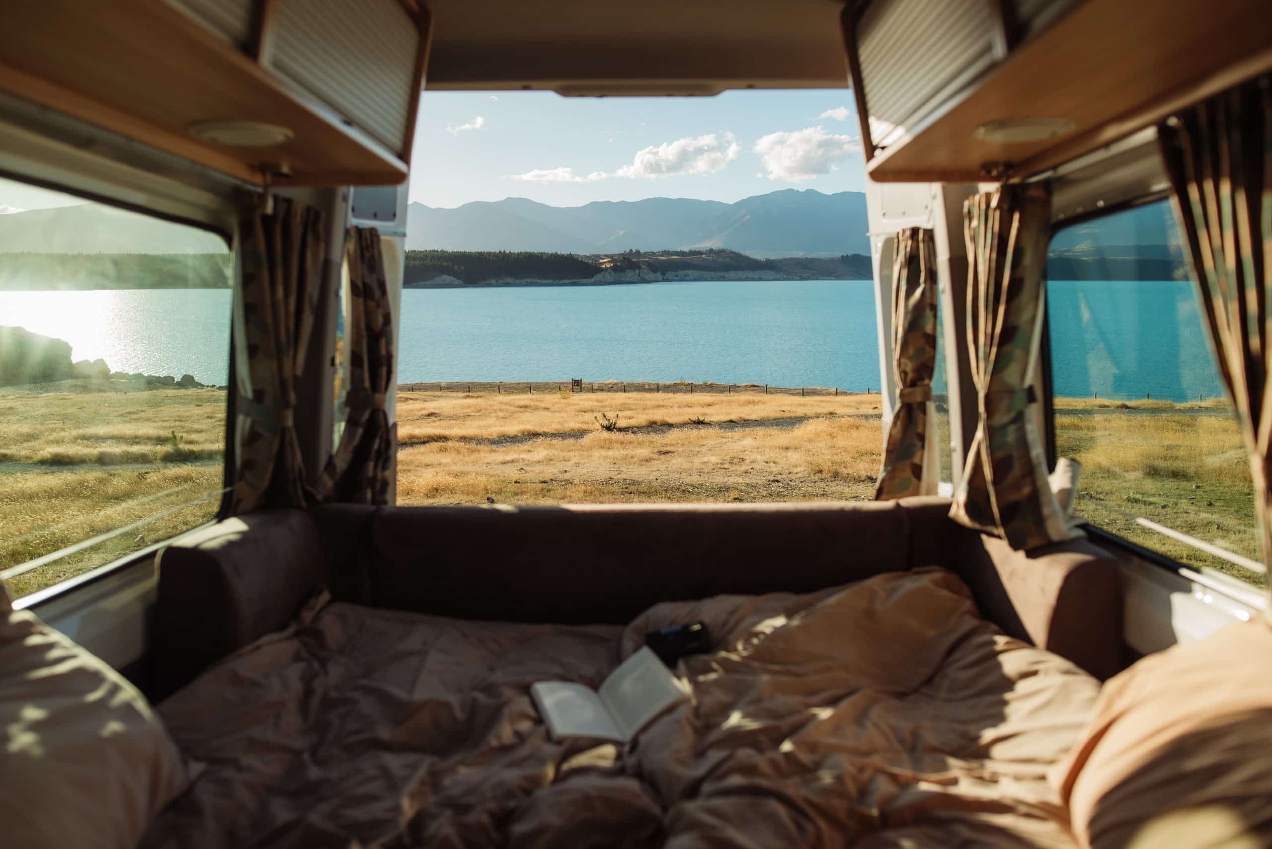 Uitzicht op meer vanuit camper in Nieuw-Zeeland