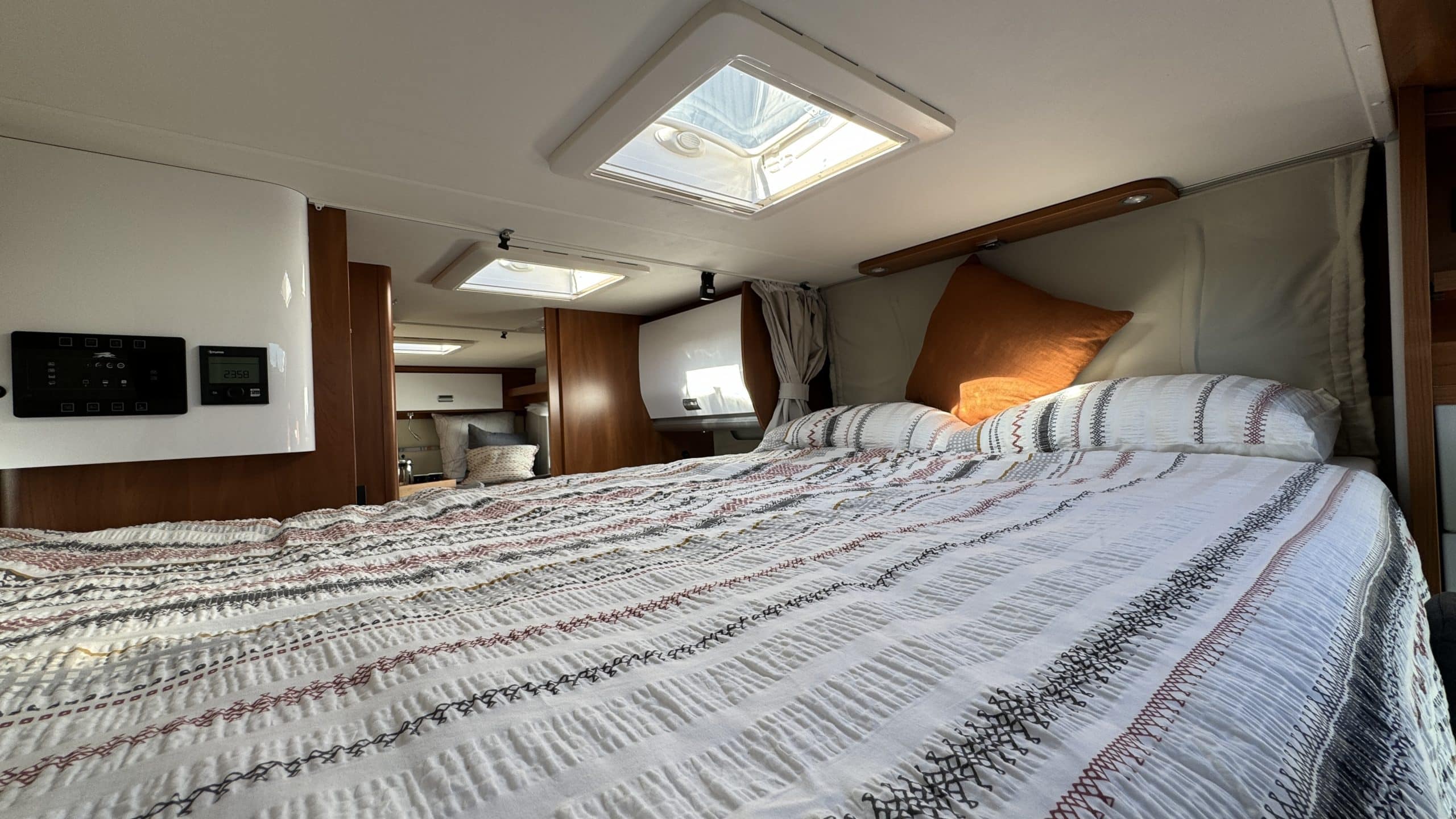 Groot bed met raam in camper, Nieuw-Zeeland