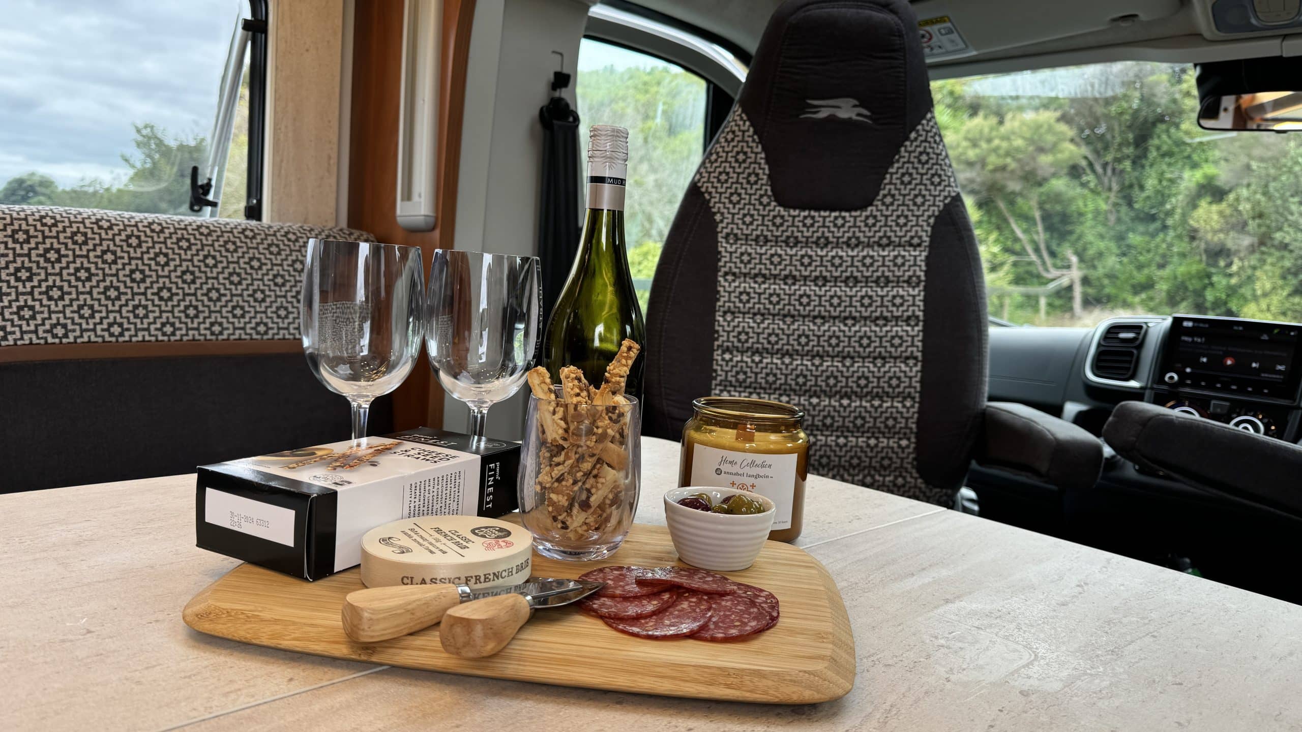 Tafel met wijn en hapjes in camper, Nieuw-Zeeland