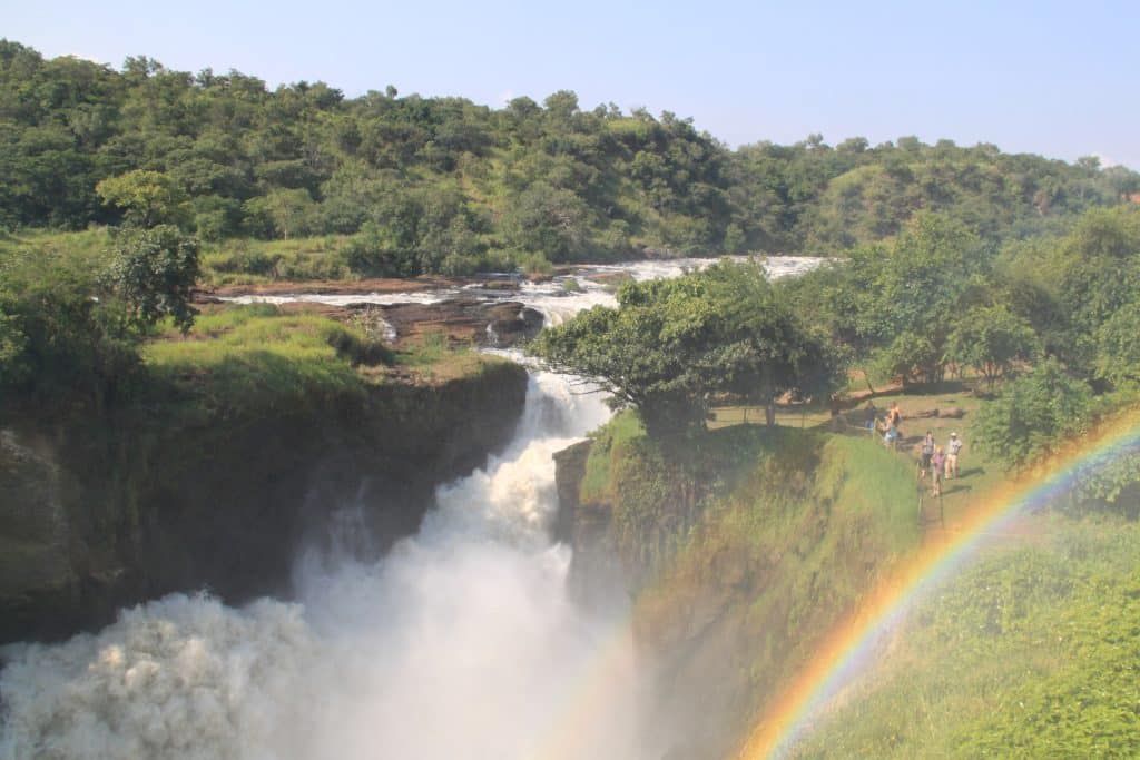 Waterval met regenboog bij Murchison Falls in Oeganda