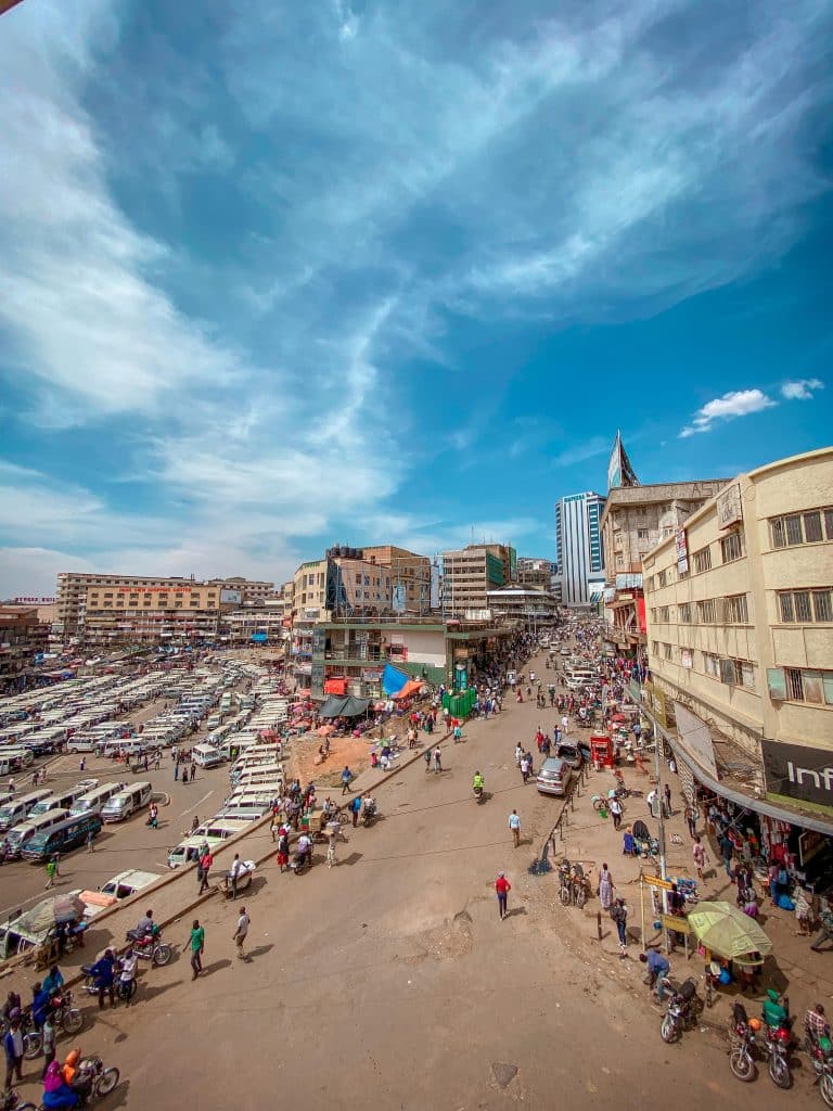 Drukke straat met verkeer en marktkramen in Entebbe, Oeganda