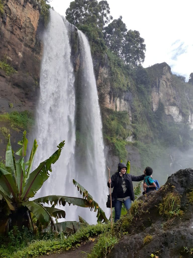 Wandelaars bij Sipi Falls waterval in Oeganda