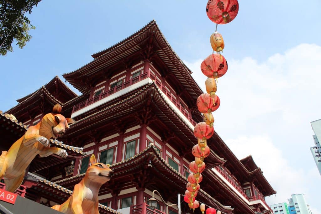 Traditionele tempel in Chinatown Singapore met lantaarns