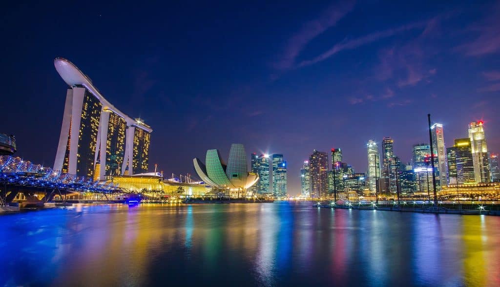 Marina Bay in Singapore bij nacht, skyline