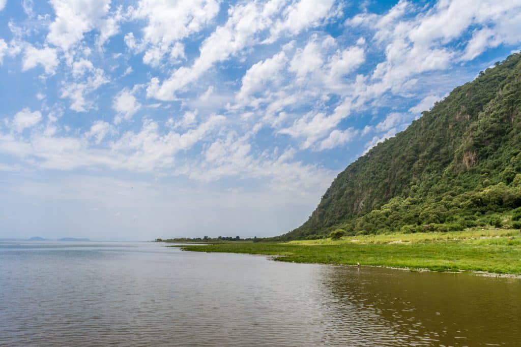 Meer en steile heuvelrand in Lake Manyara, Tanzania