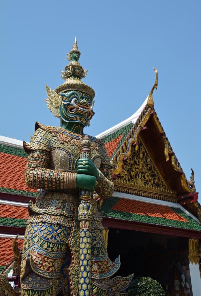 Gekleurd tempelbeeld in Bangkok, Thailand | rondreis thailand