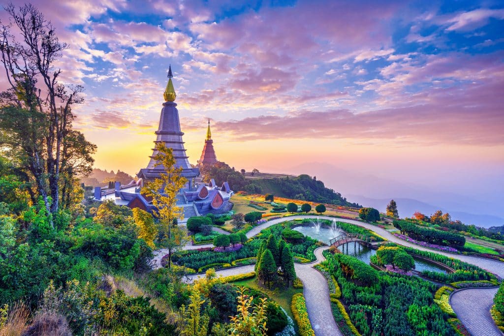 Twee pagodes met tuin en bergen bij Chiang Mai, Thailand