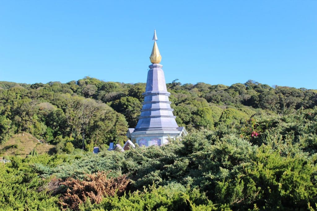 Pagode tussen groen heuvelachtig landschap in Thailand