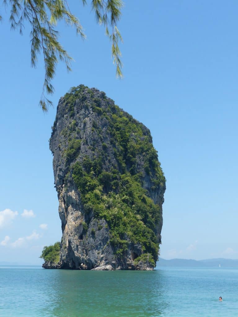 Kalkstenen rots in zee bij Krabi, Thailand