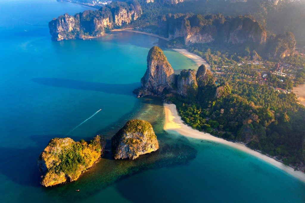 Luchtfoto van kustlijn, stranden en rotsen bij Krabi