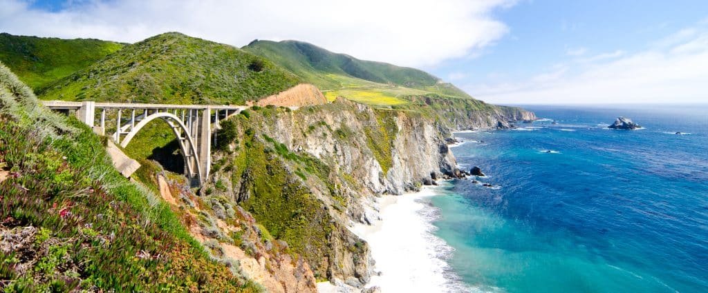 Kustweg met brug langs kliffen in Californië