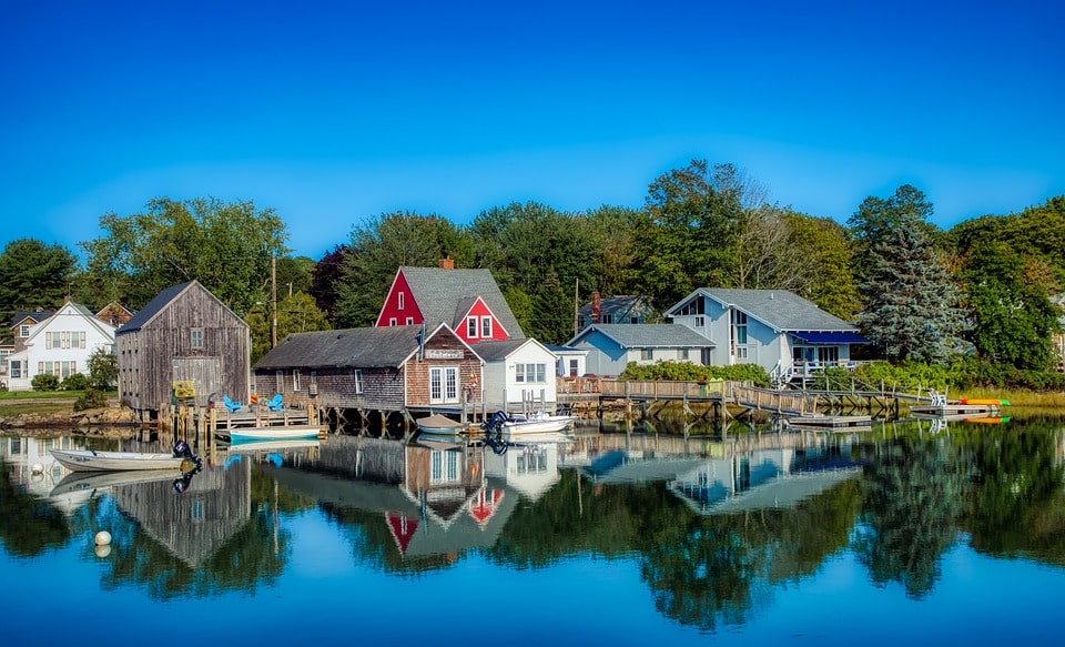 Gekleurde huizen en boten aan het water in Maine