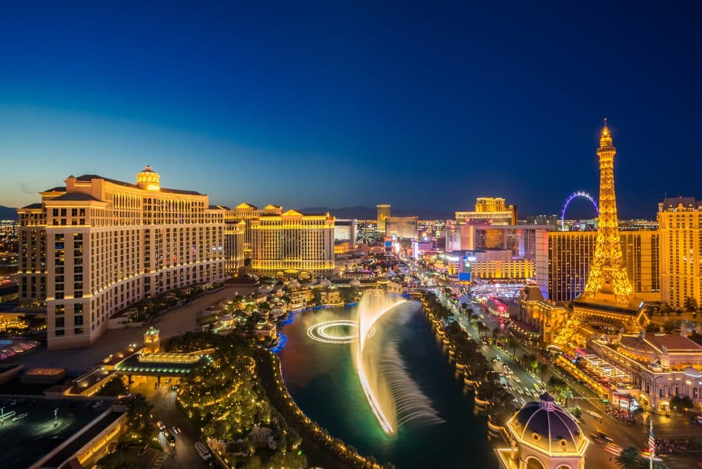 Verlichte hotels en fonteinen in Las Vegas