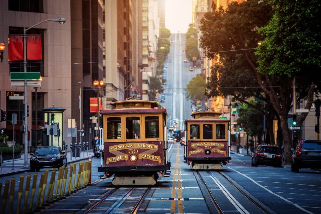 Kabeltrams rijden door steile straat in Californië