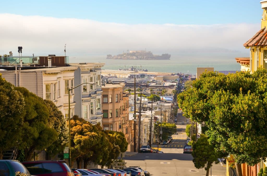 Straat in San Francisco met zicht op Alcatraz