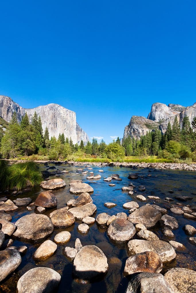 Rotsformaties en rivier in Yosemite, Californië