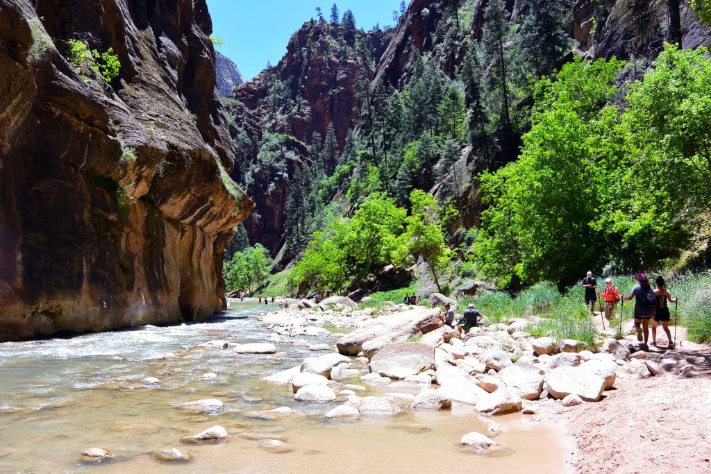 Wandelaars langs rivier tussen kliffen in Utah