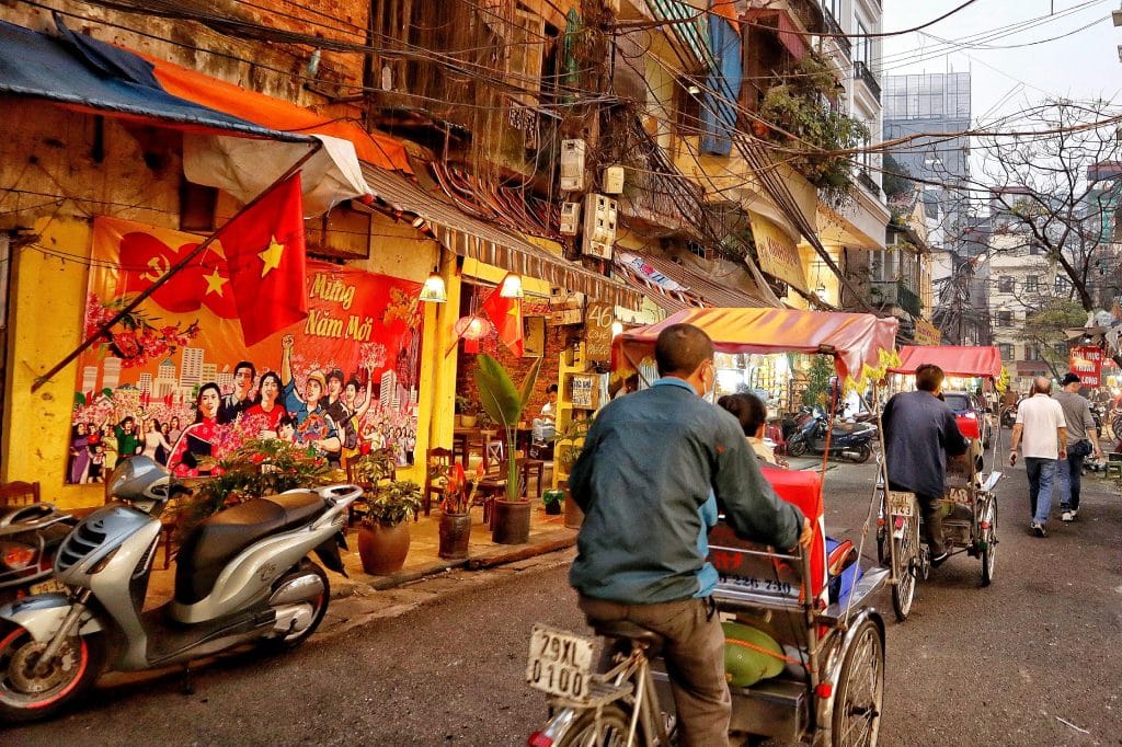 Straatbeeld met fietsen en vlaggen in Vietnam