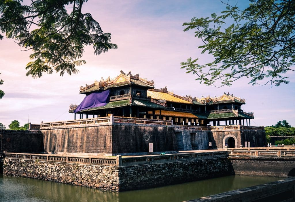 Historisch paleis in Hue, Vietnam met gracht