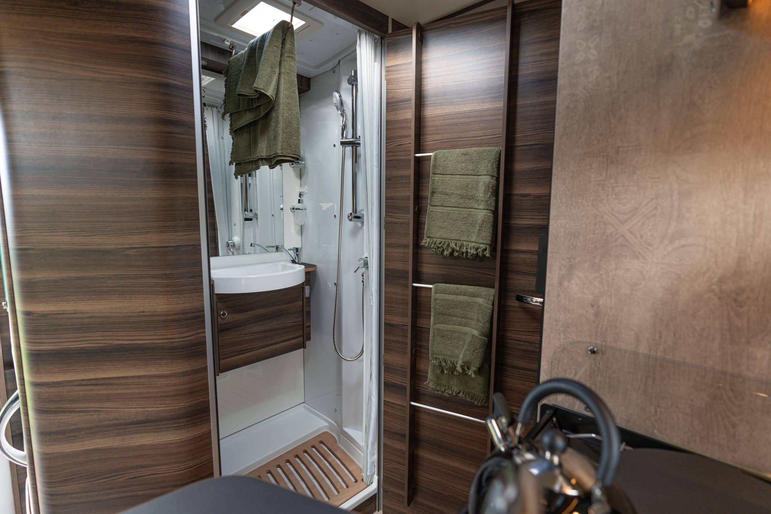 Badkamer met houten afwerking in camper Nieuw-Zeeland