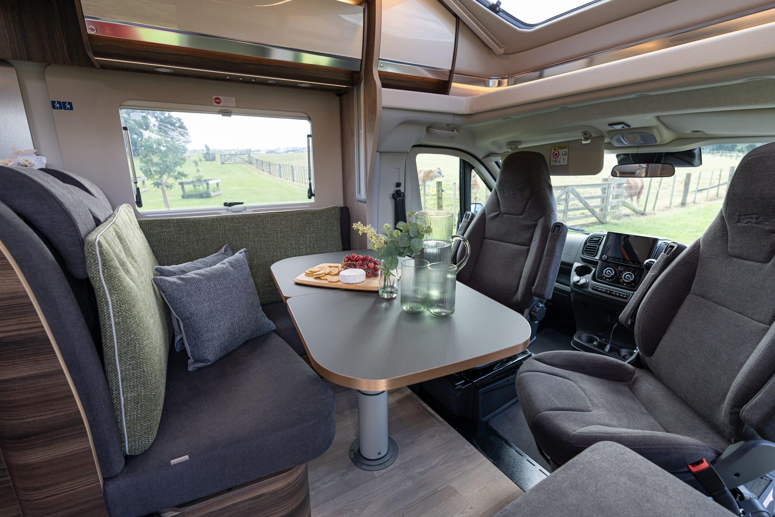 Zithoek in camper met uitzicht Nieuw-Zeeland