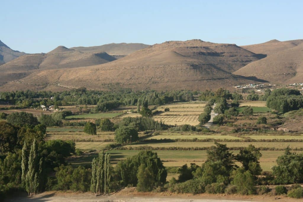 Uitzicht op akkers en heuvels bij Graaff-Reinet, Zuid-Afrika