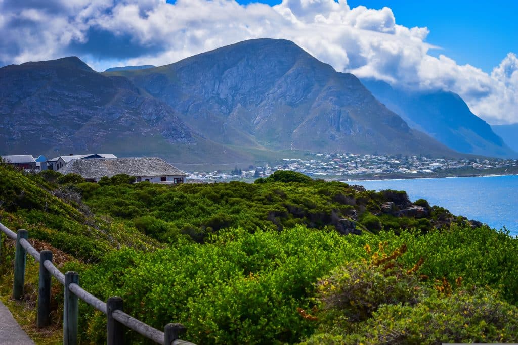 Uitzicht op bergen en kustlijn bij Hermanus, Zuid-Afrika