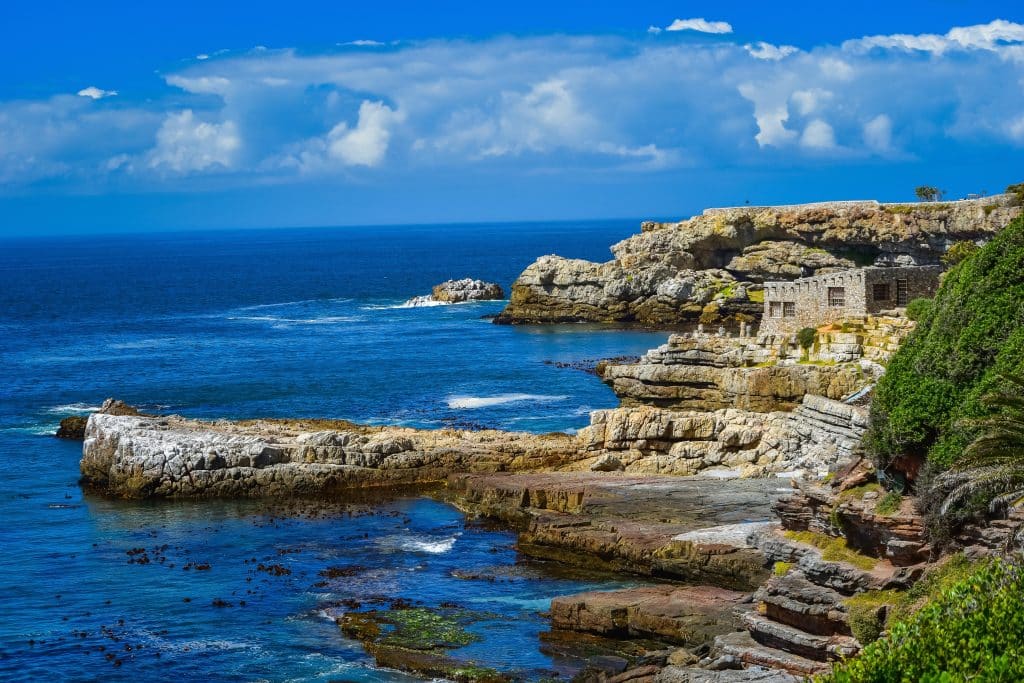 Rotsachtige kustlijn bij Hermanus, Zuid-Afrika