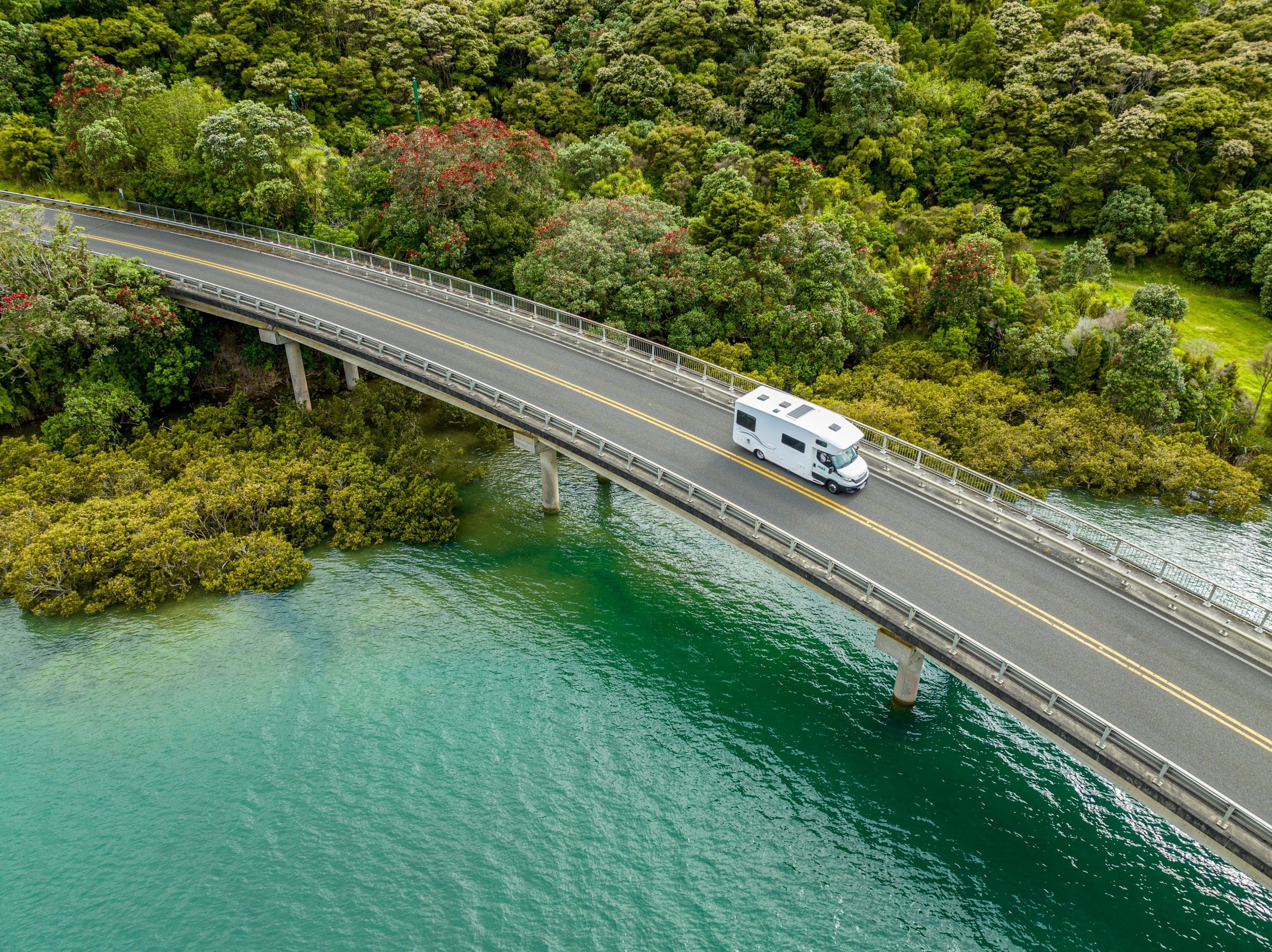 Camper rijdt over brug boven rivier | maui motorhomes