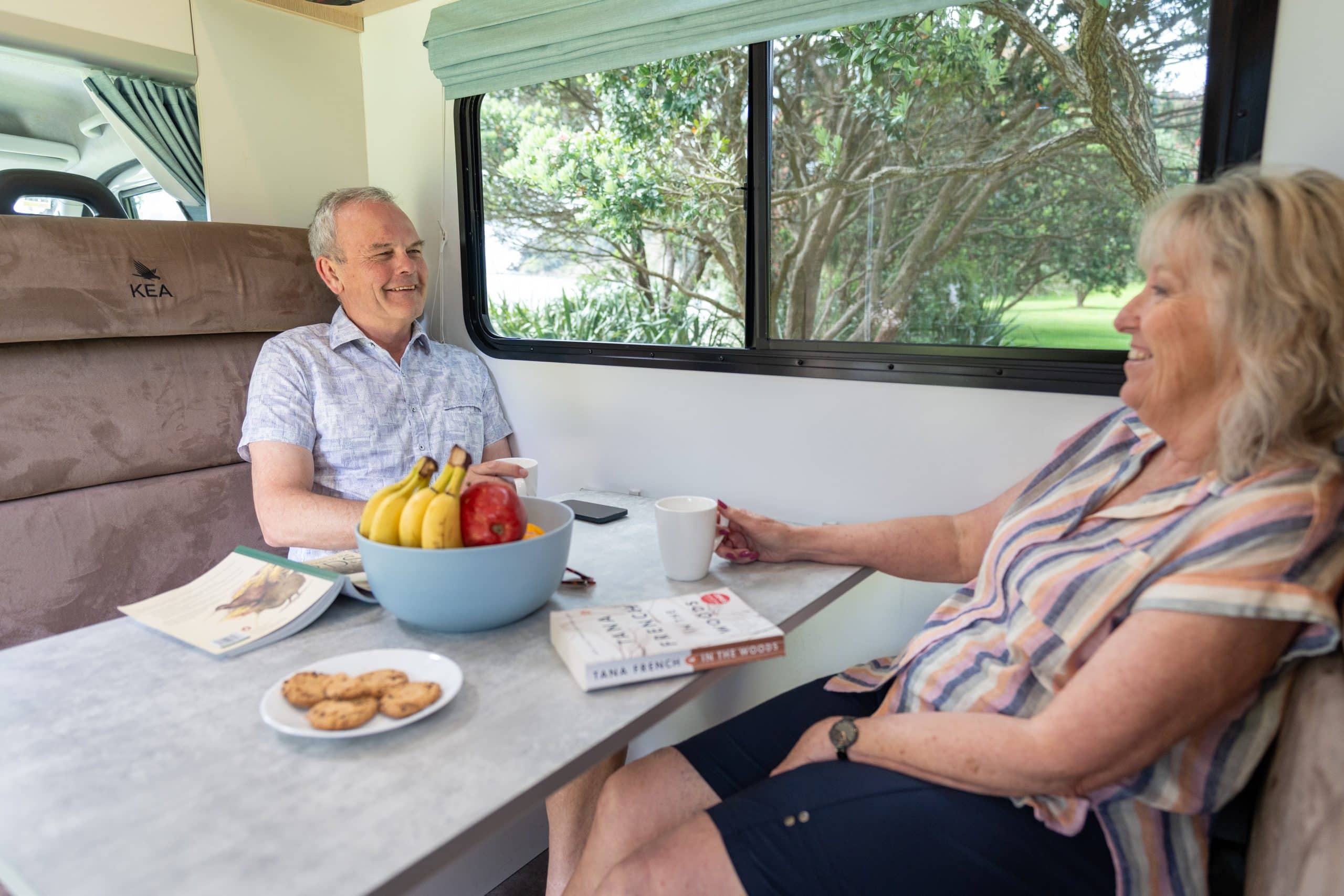 Koppel ontbijt in camper Nieuw-Zeeland