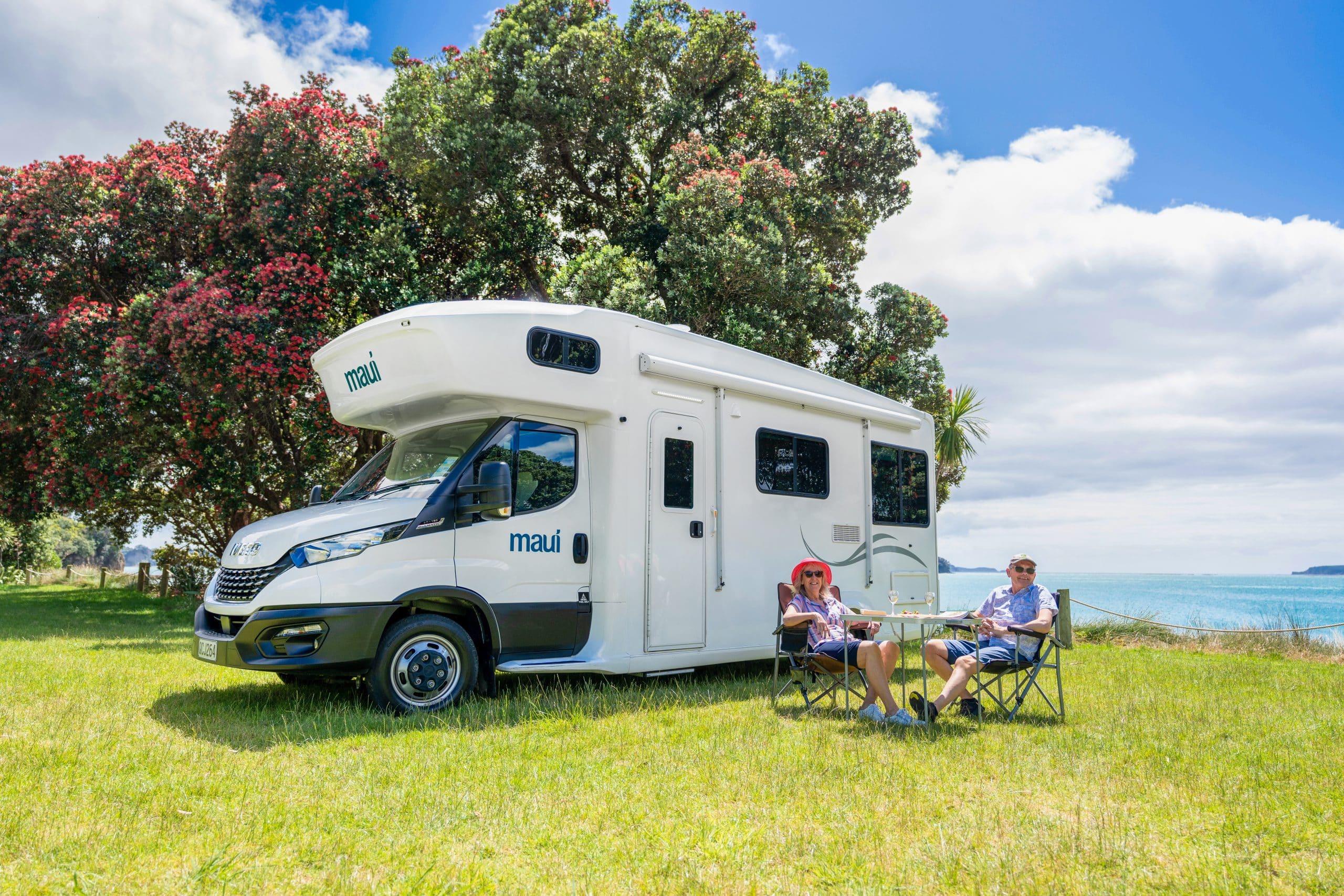 Camper geparkeerd aan kust Nieuw-Zeeland
