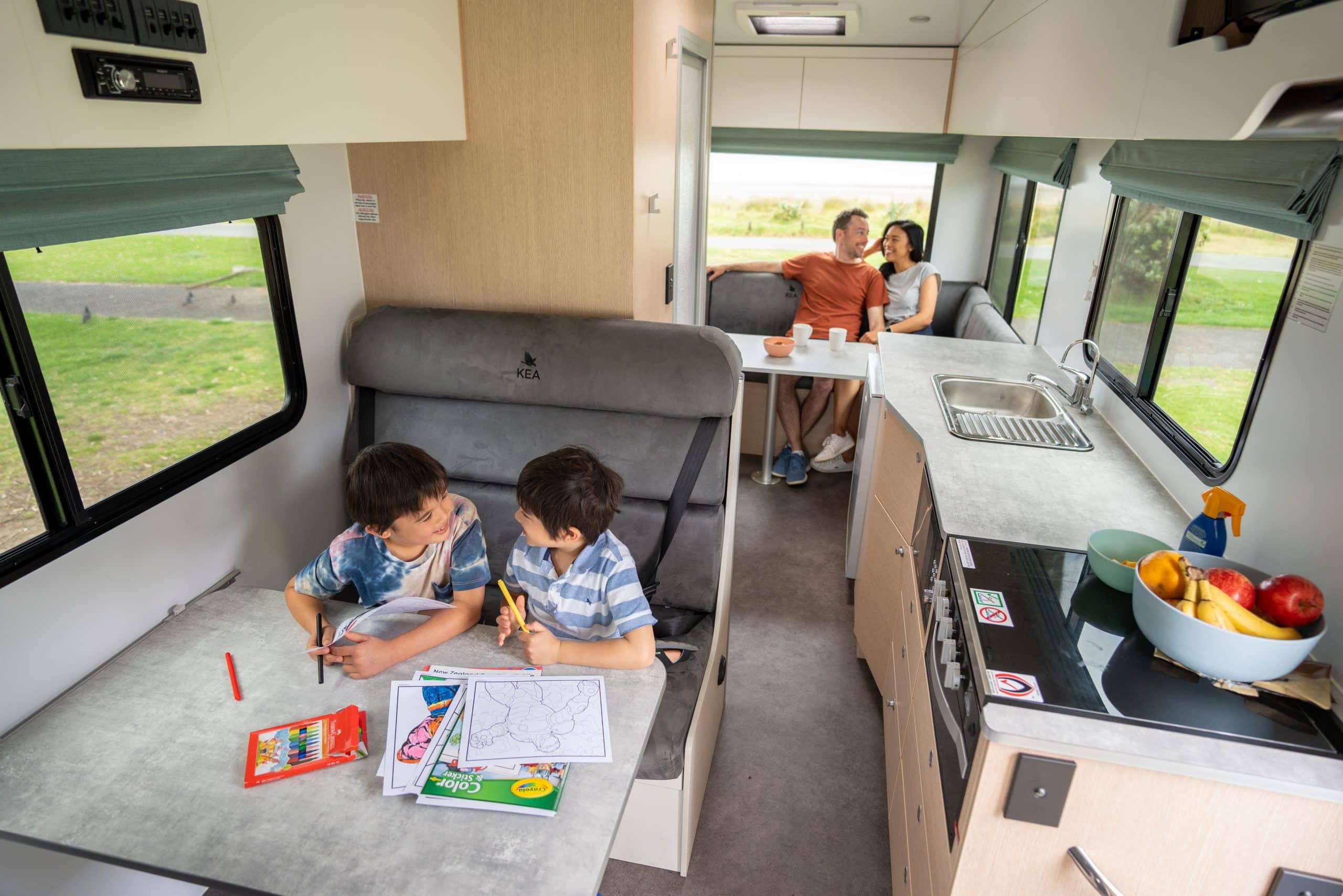Kinderen tekenen in camper Nieuw-Zeeland