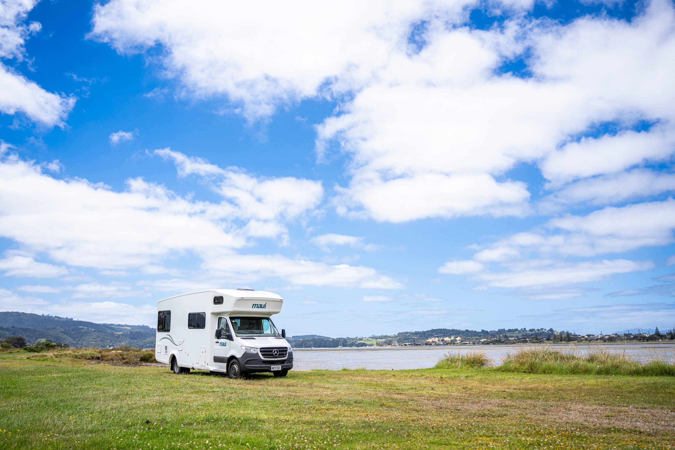 Camper geparkeerd aan baai in Nieuw-Zeeland