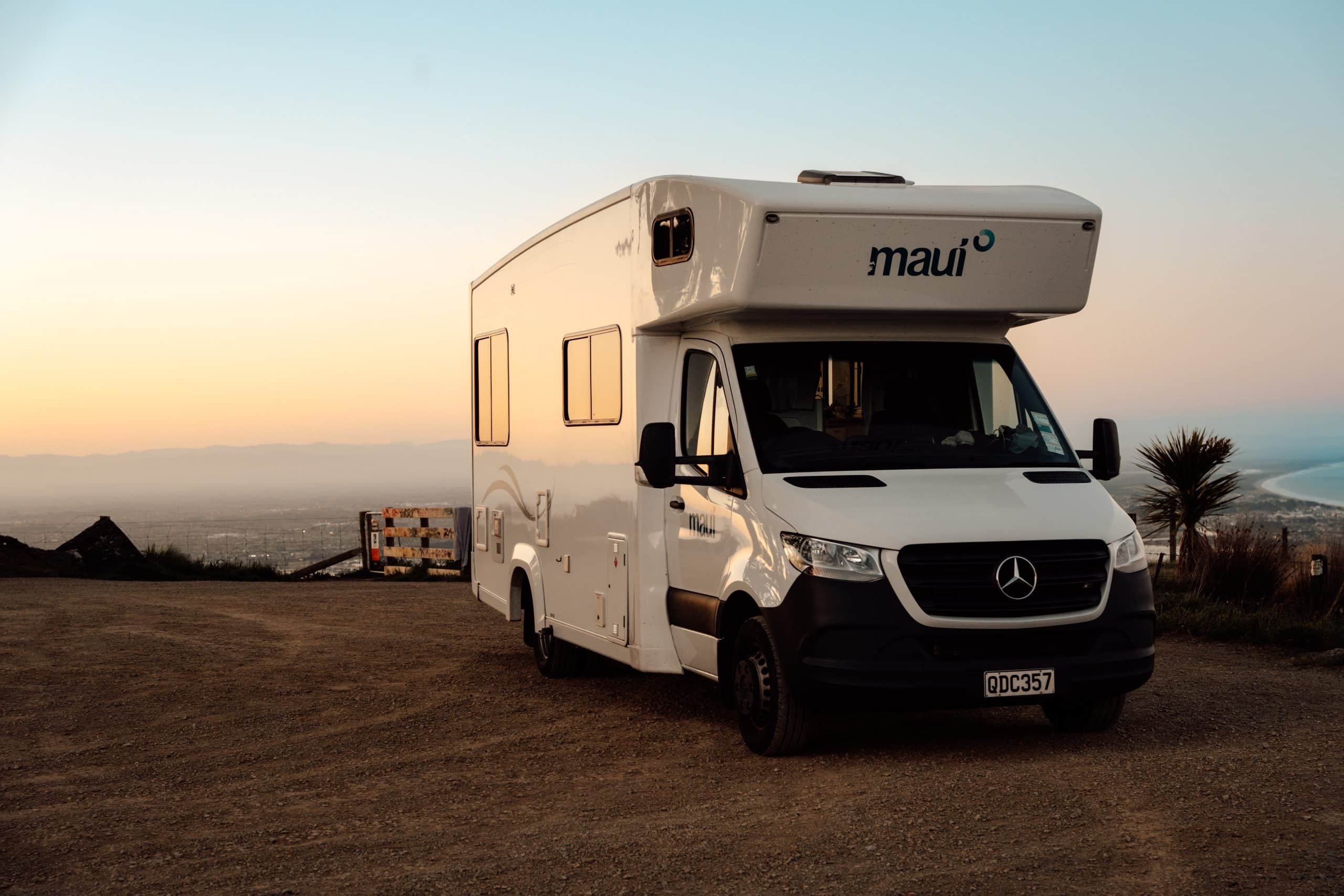 Camper op heuvel met uitzicht Nieuw-Zeeland