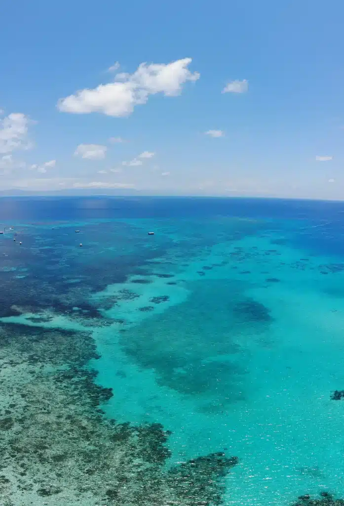 Koraalrif en turquoise zee in Australië