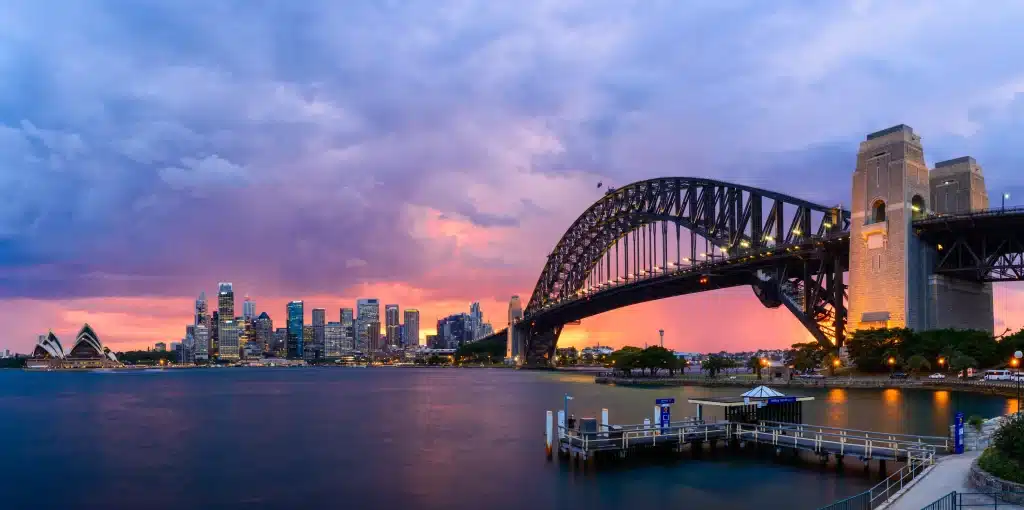 Uitzicht op Sydney Harbour Bridge bij zonsondergang